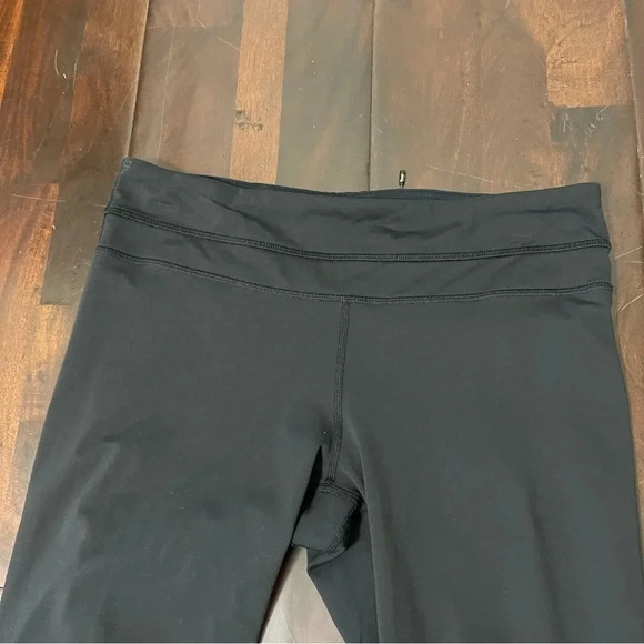 Lululemon Black Leggings Women’s Size 8 Cropped Back Zip Pocket - Picture 3 of 10